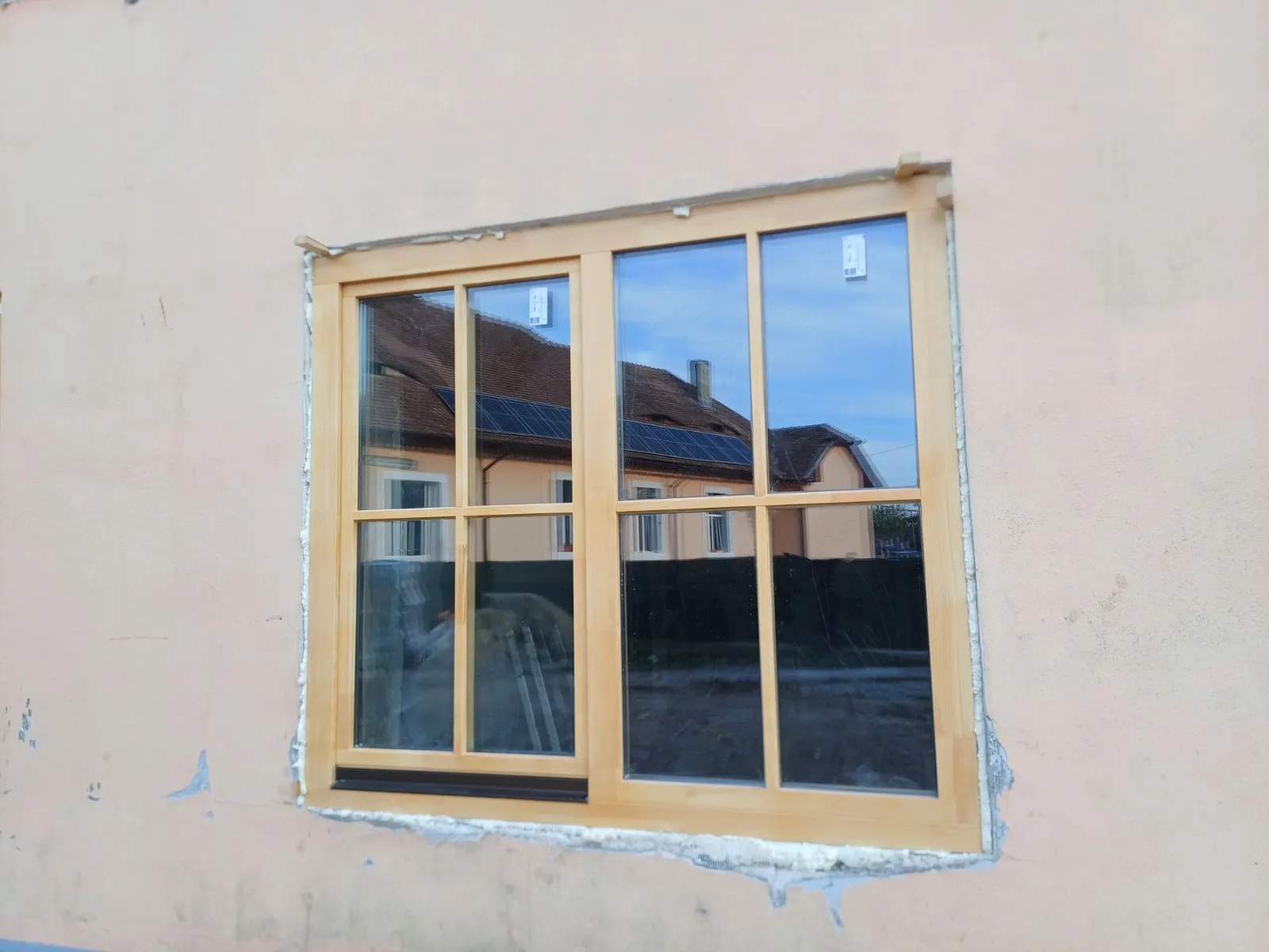 Fereastră culoare stejar auriu, văzută din exterior